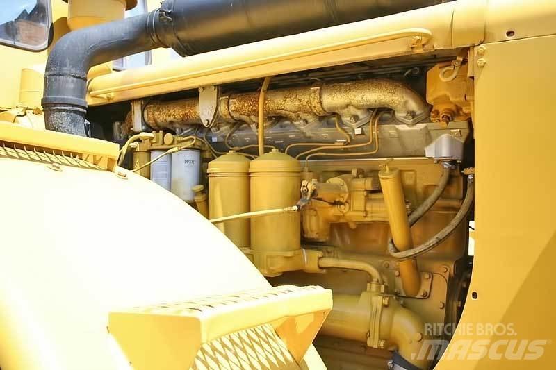 CAT 824B gumikerekes dózer