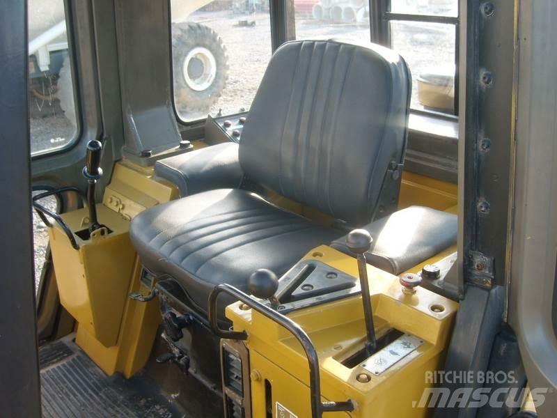 CAT 943 Lánctalpas homlokrakodók