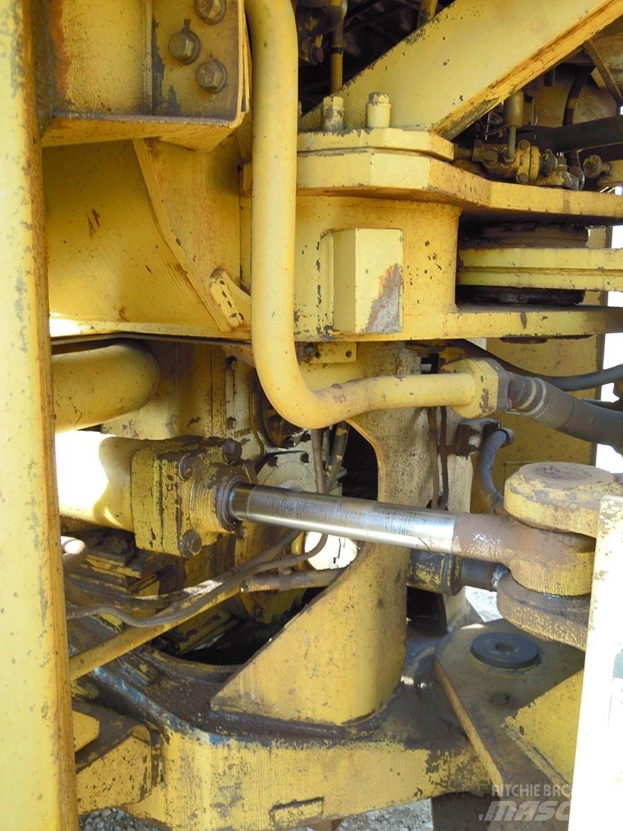 CAT 988B Gumikerekes homlokrakodók