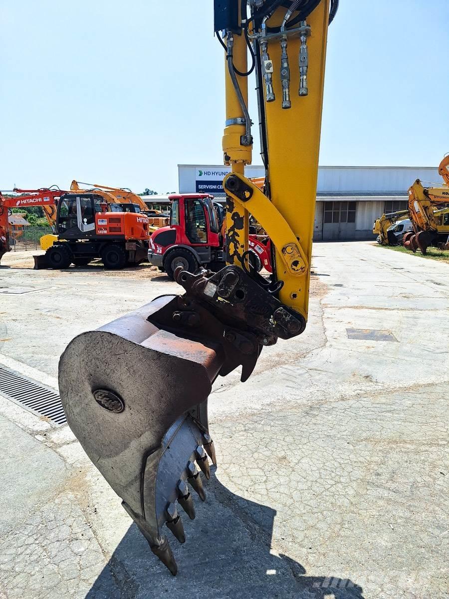 Komatsu PW118MR-8 Gumikerekes kotrók