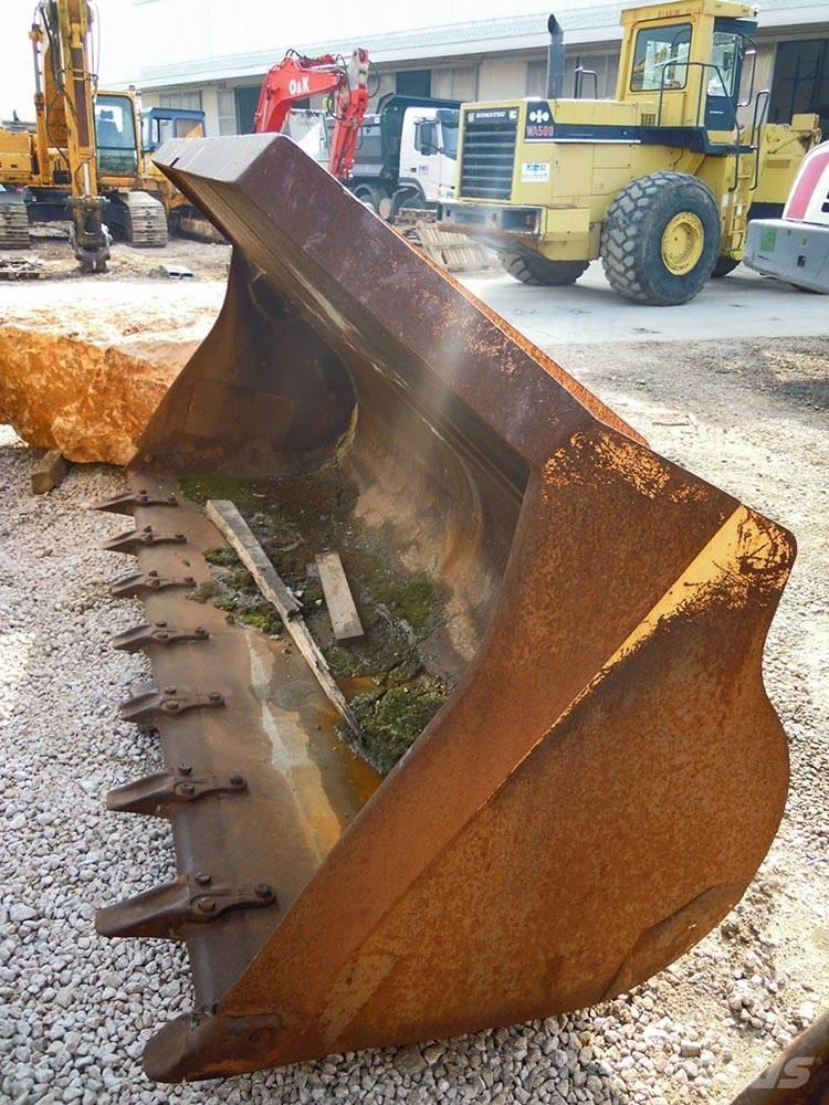 Komatsu WA500-1 Gumikerekes homlokrakodók