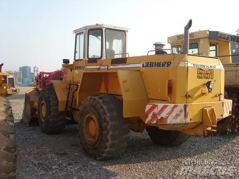 Liebherr L 551 Gumikerekes homlokrakodók