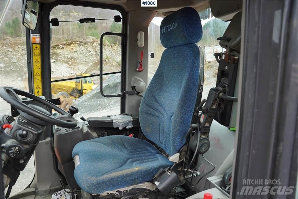 Hitachi ZW220 Gumikerekes homlokrakodók