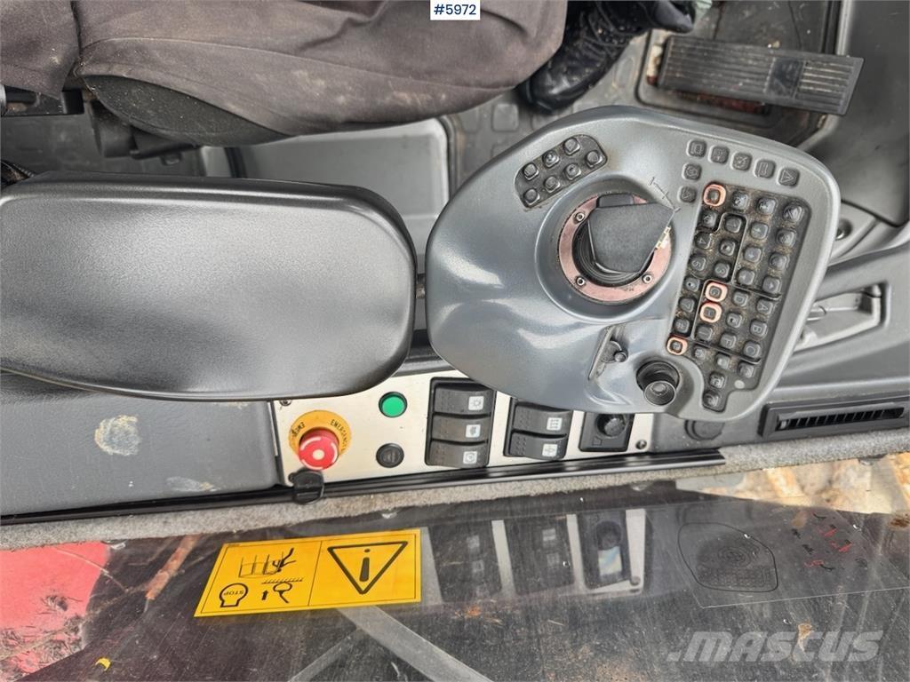 Komatsu 911-6 Betakarítók