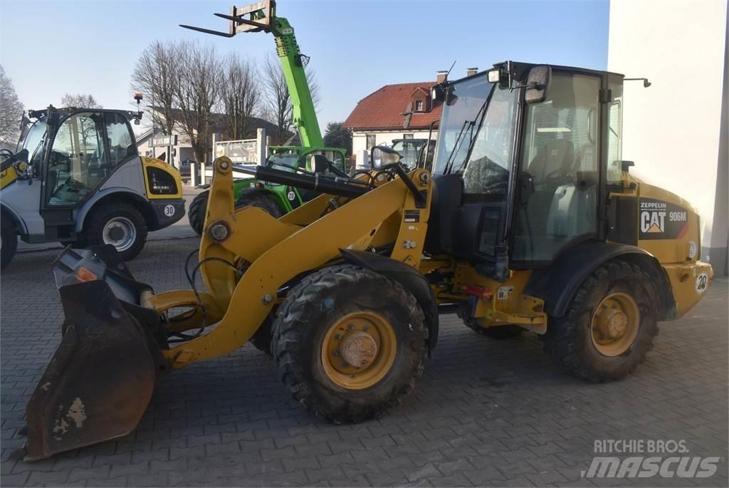 CAT 906M Gumikerekes homlokrakodók
