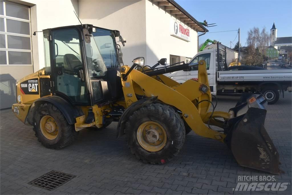 CAT 906M Gumikerekes homlokrakodók