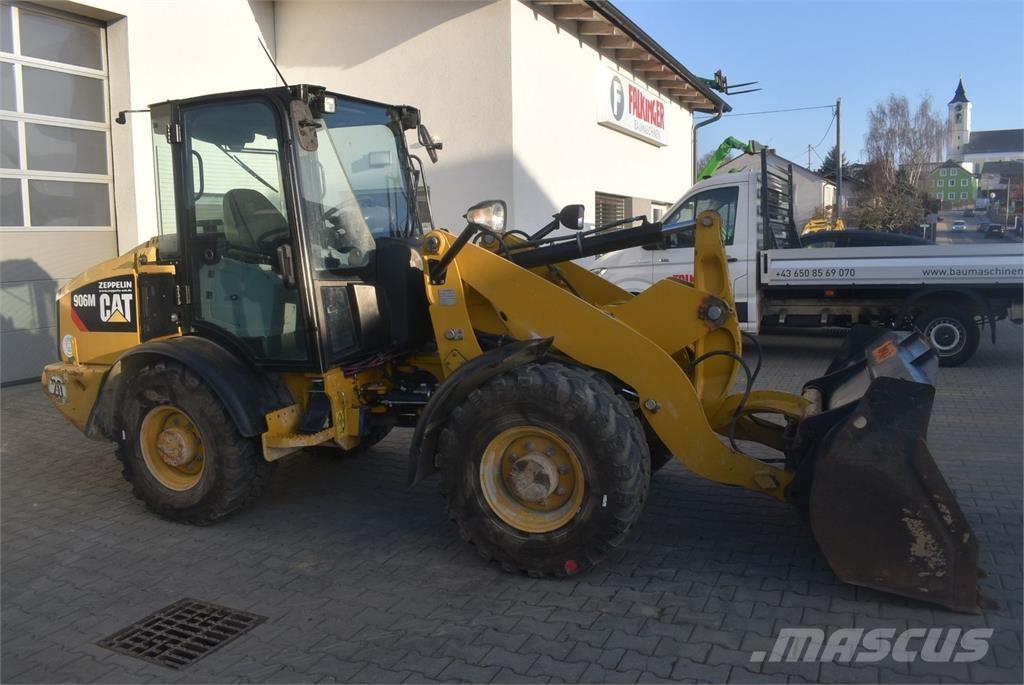 CAT 906M Gumikerekes homlokrakodók