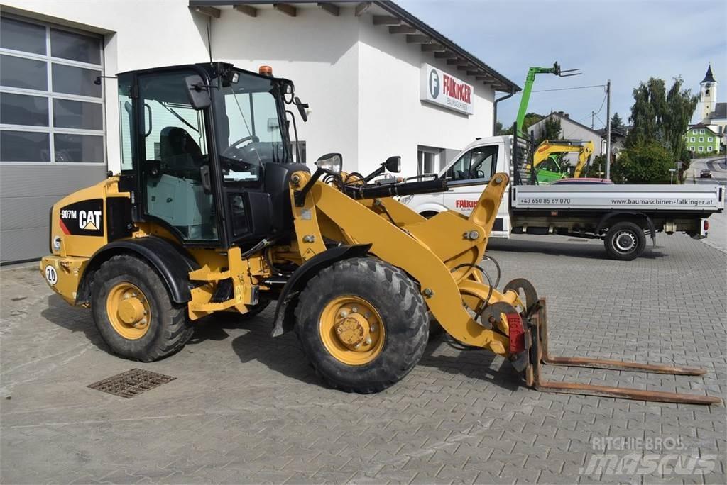 CAT 907M Gumikerekes homlokrakodók
