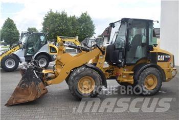 CAT 907M Gumikerekes homlokrakodók