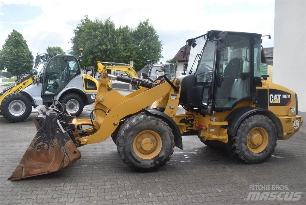 CAT 907M Gumikerekes homlokrakodók