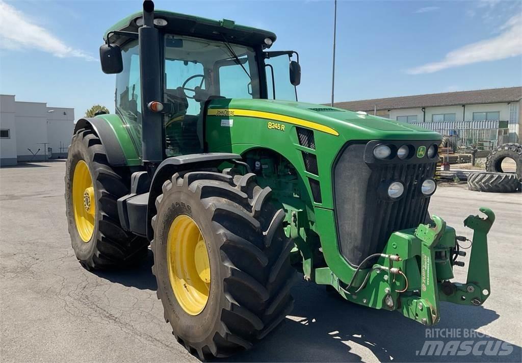 John Deere 8245R Traktorok
