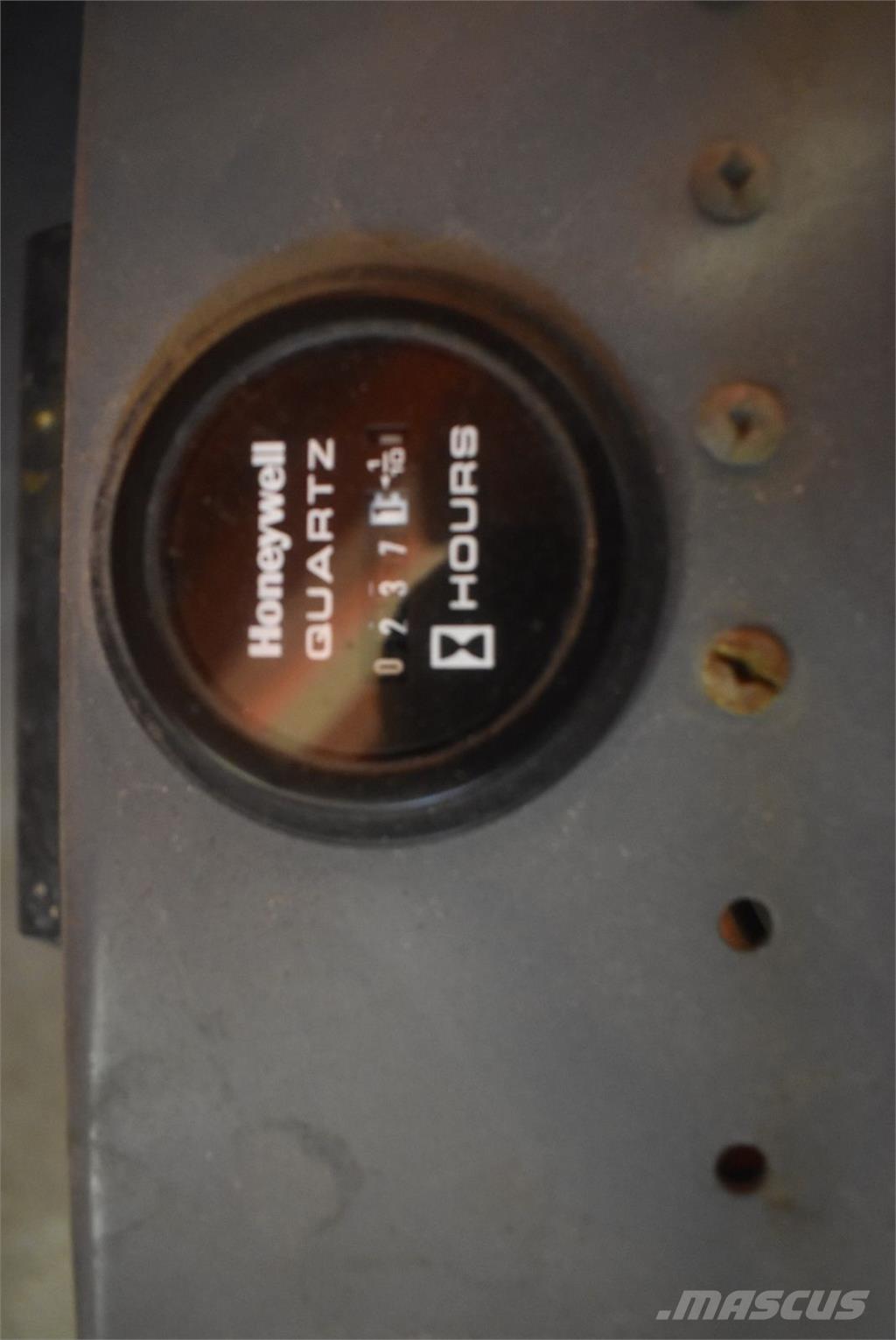 SkyJack SJ-III 3220 Karos emelők