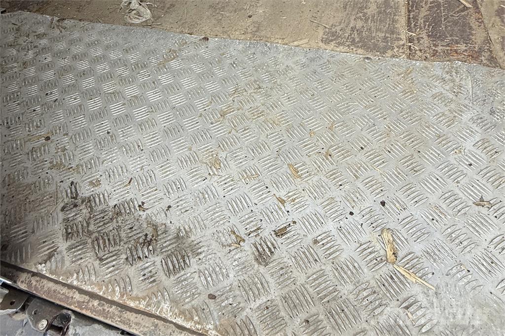 Kel-Berg 34 pl. MEGA Dobozos félpótkocsik