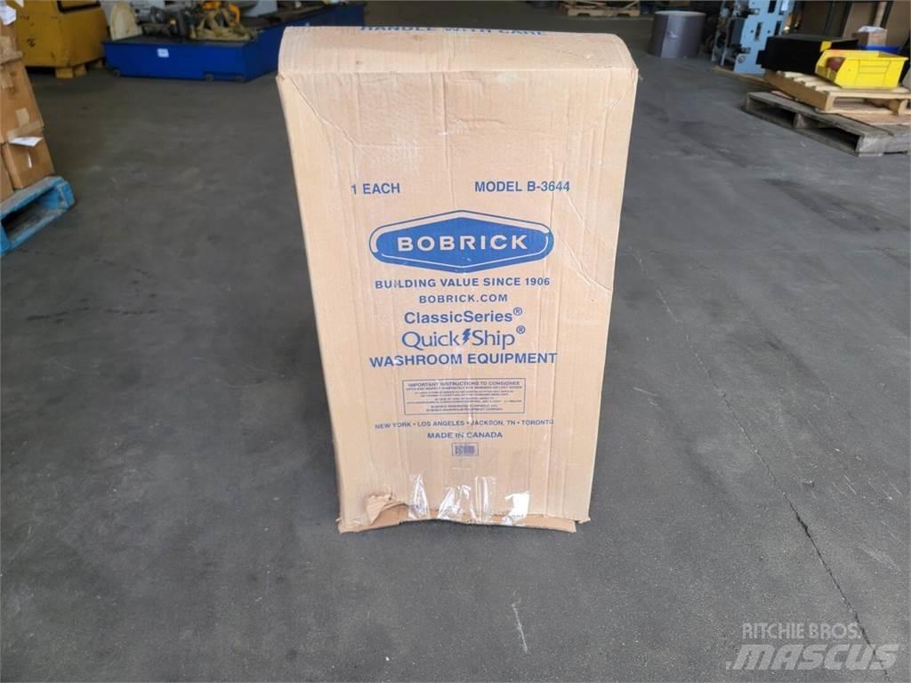  BOBRICK B-3644 Raklaptároló konténerek