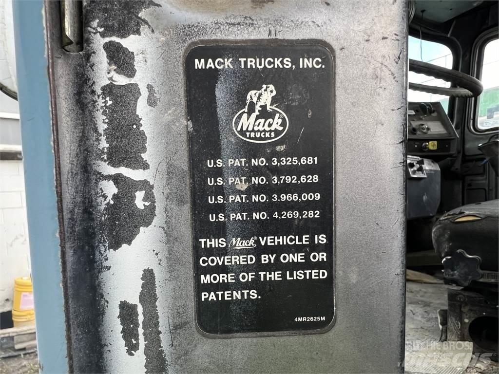 Mack RD690S Haszongépek