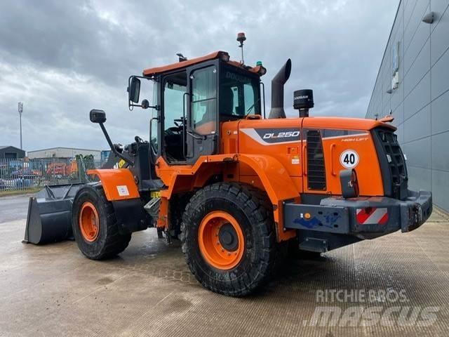 Develon DL250-5 Gumikerekes homlokrakodók