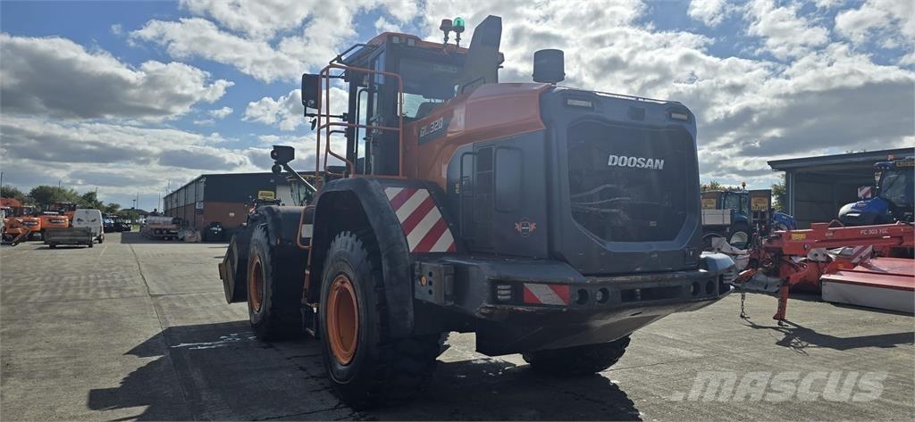 Doosan DL320-7 Gumikerekes homlokrakodók