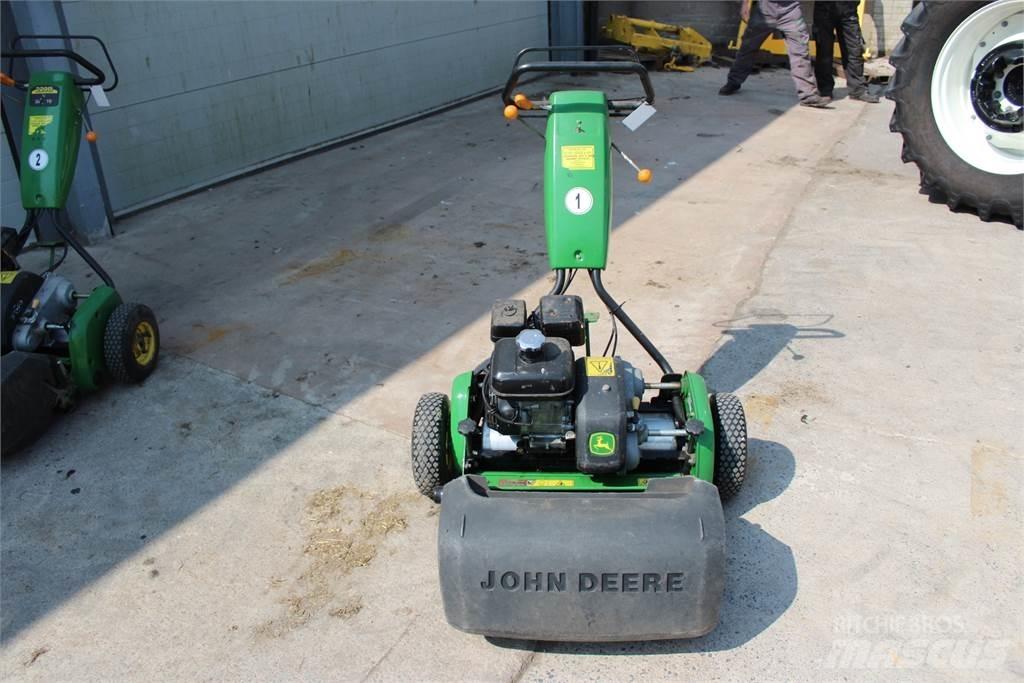 John Deere 220B Tolókaros fűnyírók