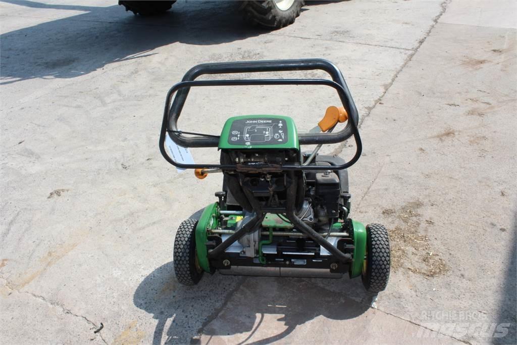 John Deere 220B Tolókaros fűnyírók