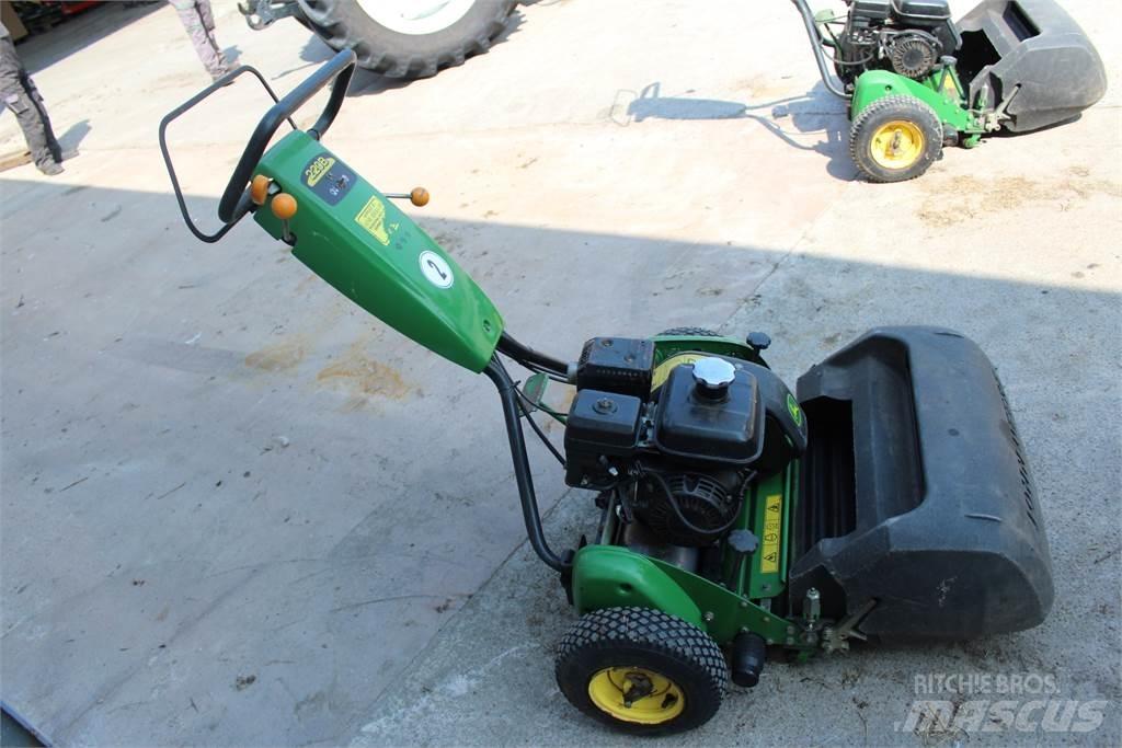 John Deere 220B Tolókaros fűnyírók
