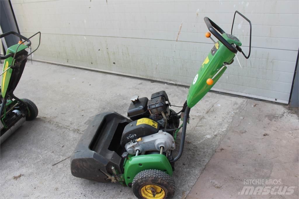 John Deere 220B Tolókaros fűnyírók