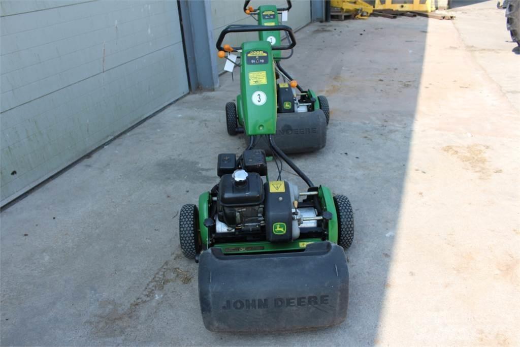 John Deere 220B Tolókaros fűnyírók