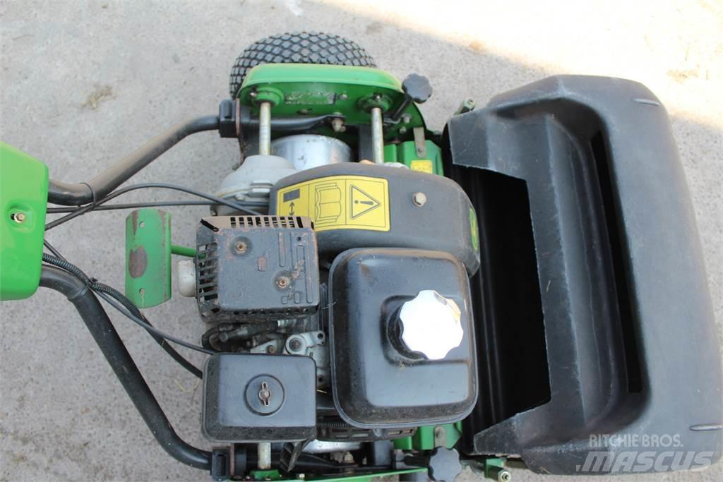 John Deere 220B Tolókaros fűnyírók
