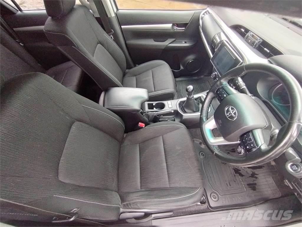 Toyota Hilux Kis teherszállító/Platós kocsi