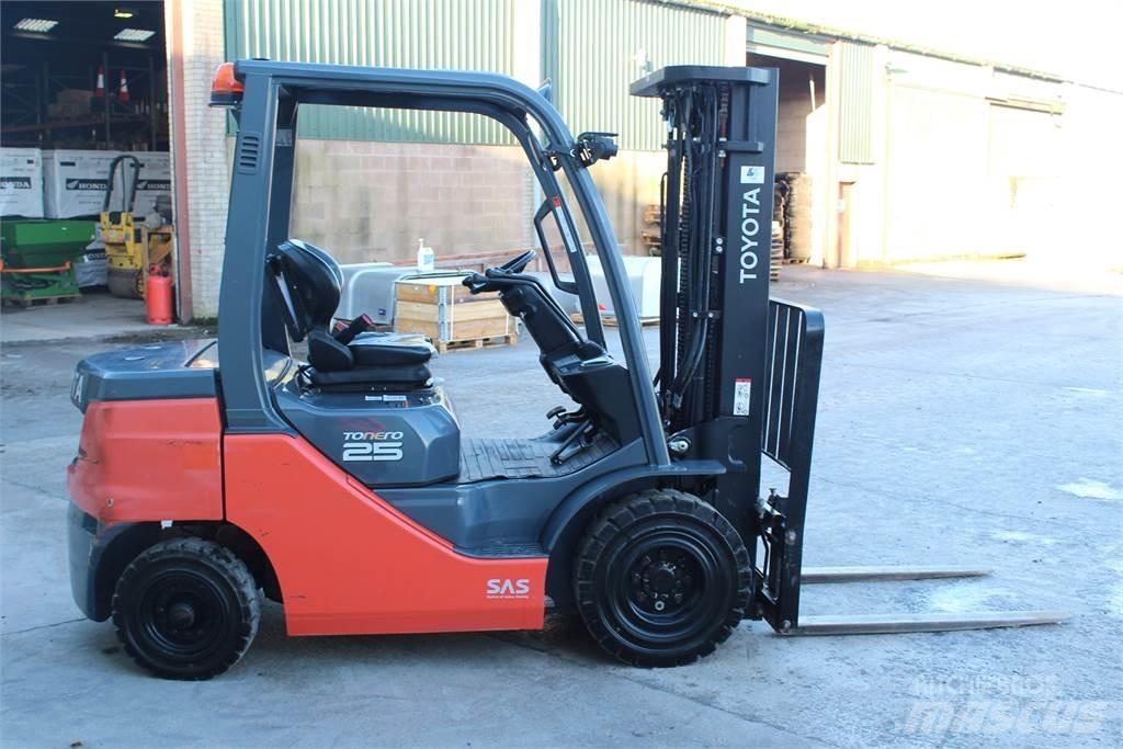 Toyota Tonero 2.5T Targoncák-Egyéb