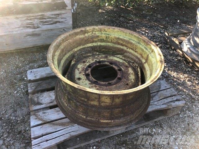 GKN 15X30 Gumiabroncsok, kerekek és felnik