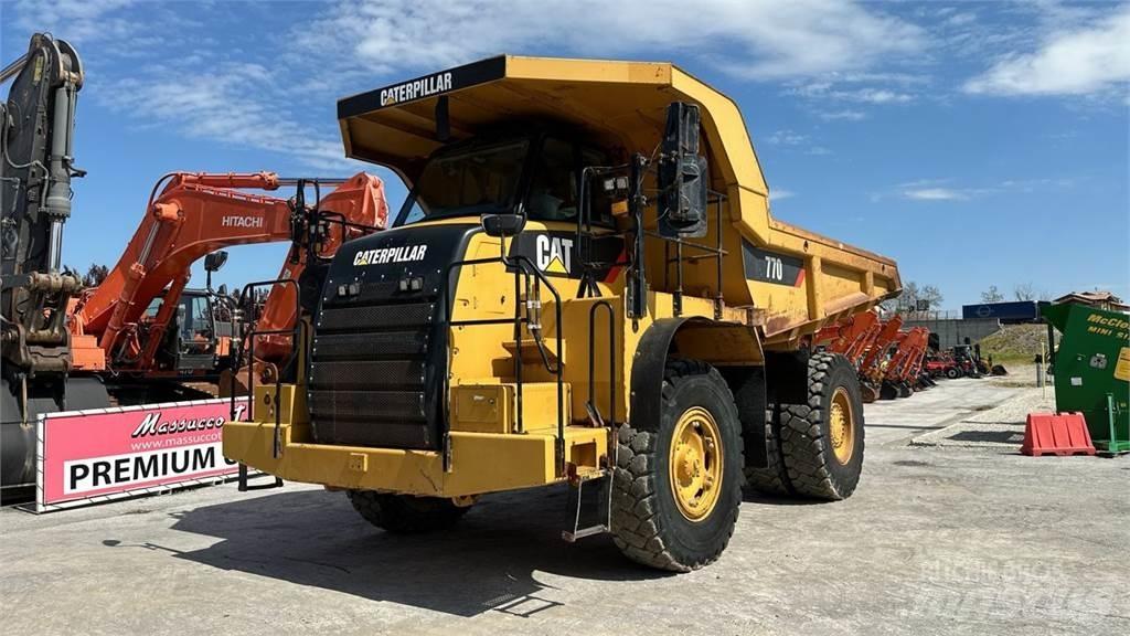 CAT 770 Mezei dömperek