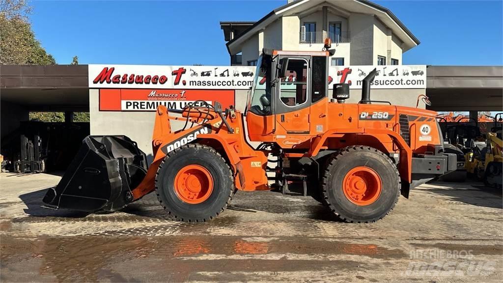 Doosan DL250 Gumikerekes homlokrakodók