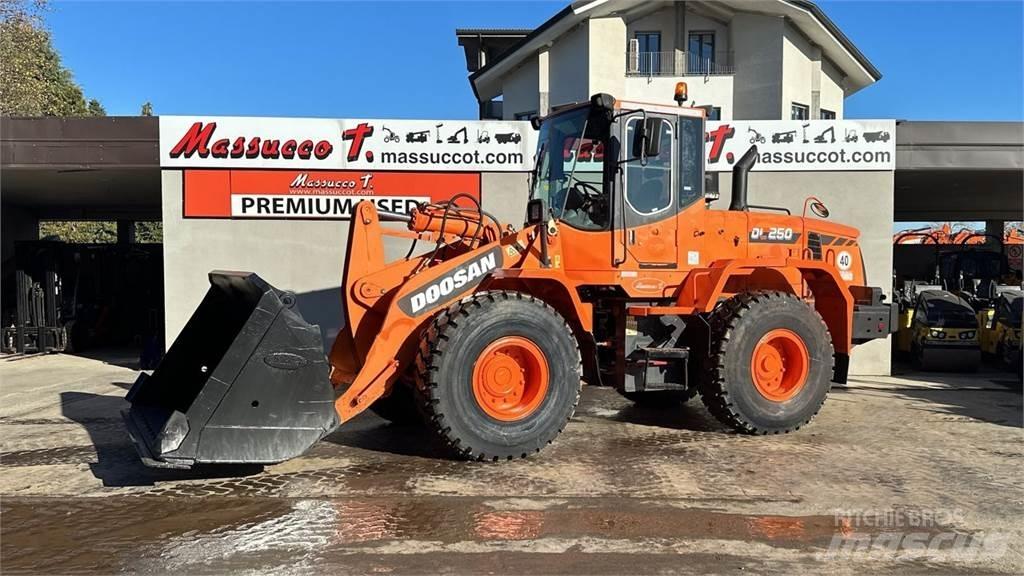 Doosan DL250 Gumikerekes homlokrakodók