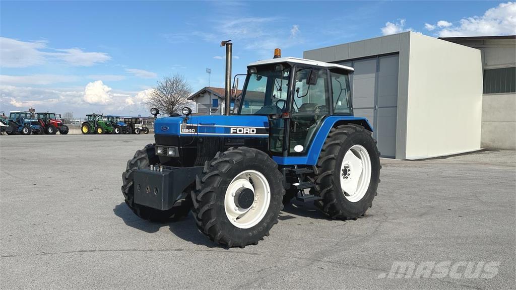 Ford 8240 4x4 Hóeltakarítók