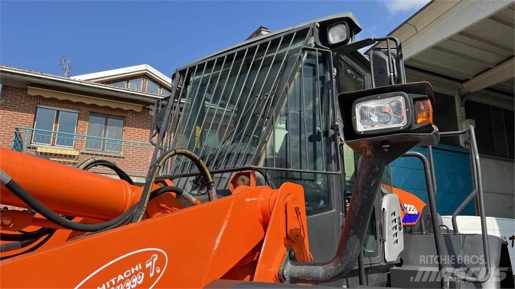 Hitachi ZW220-5B Gumikerekes homlokrakodók