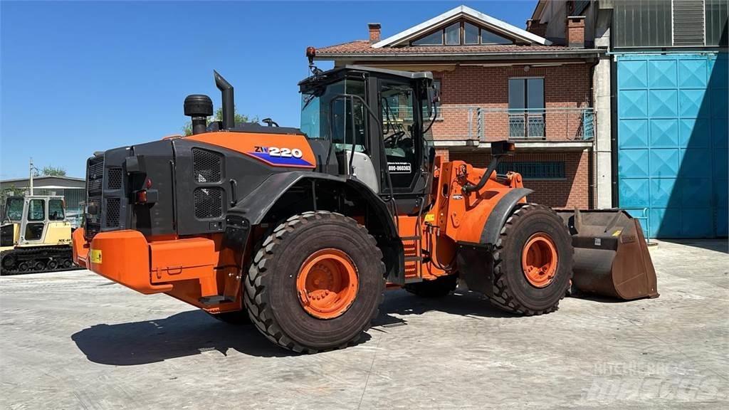 Hitachi ZW220-6 Gumikerekes homlokrakodók