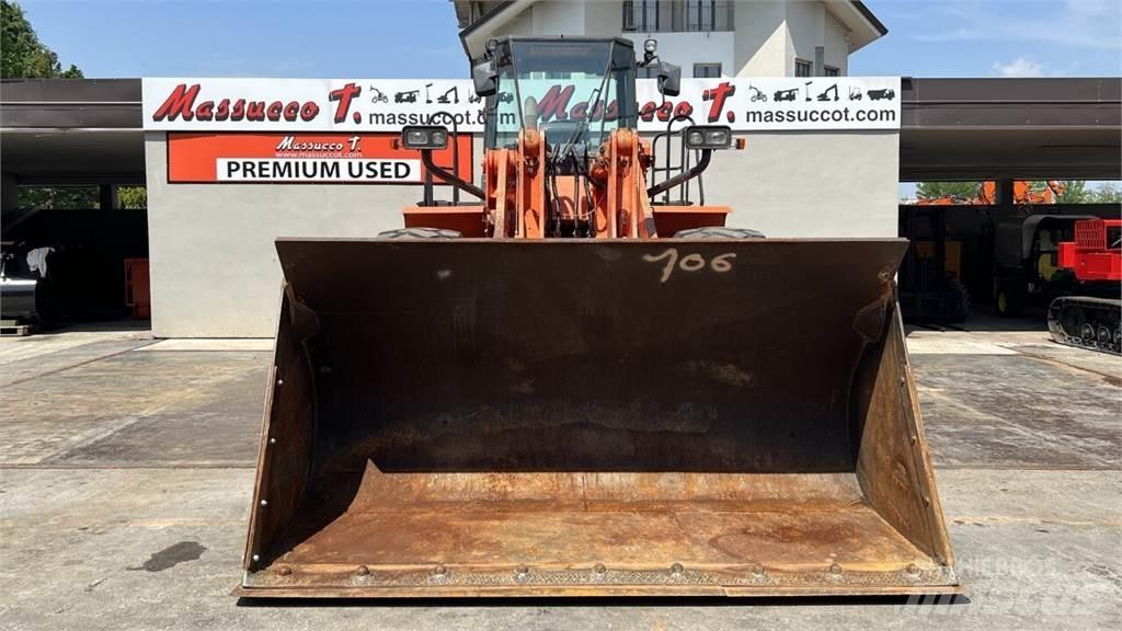 Hitachi ZW330 Gumikerekes homlokrakodók