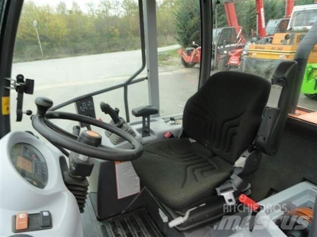 Hitachi ZW65 Gumikerekes homlokrakodók