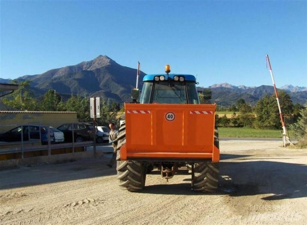 Landini LEGEND 135 Hóeltakarítók