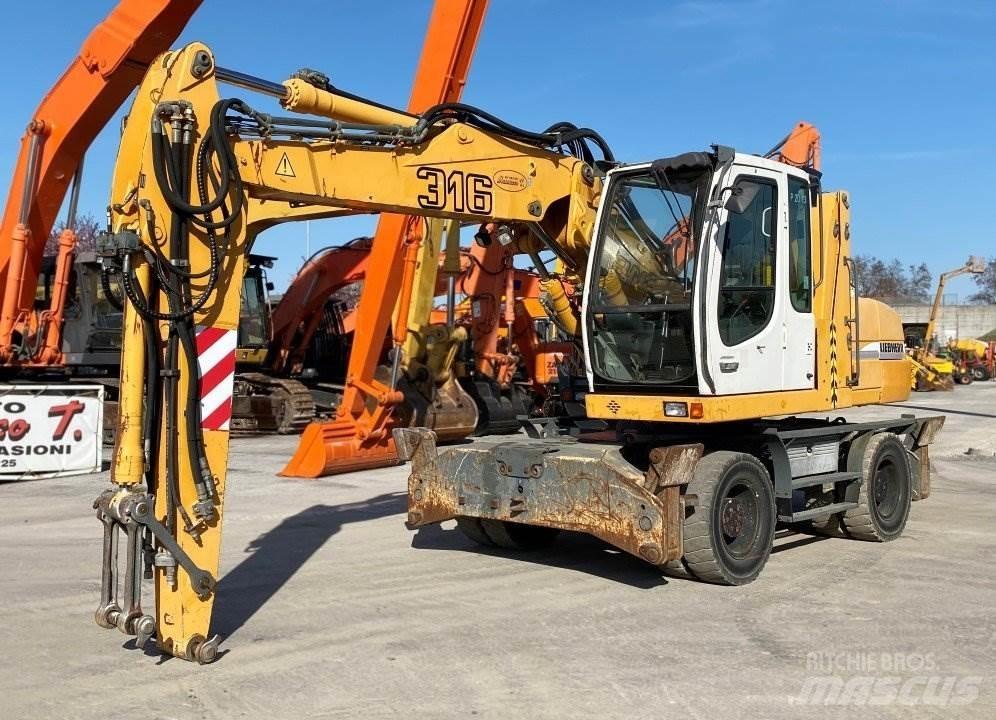 Liebherr A316 Gumikerekes kotrók