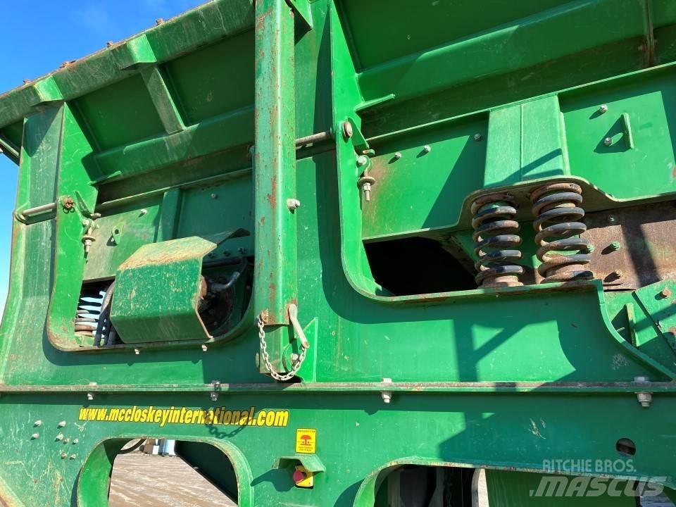 McCloskey J40 V2 Takarmánydarálók