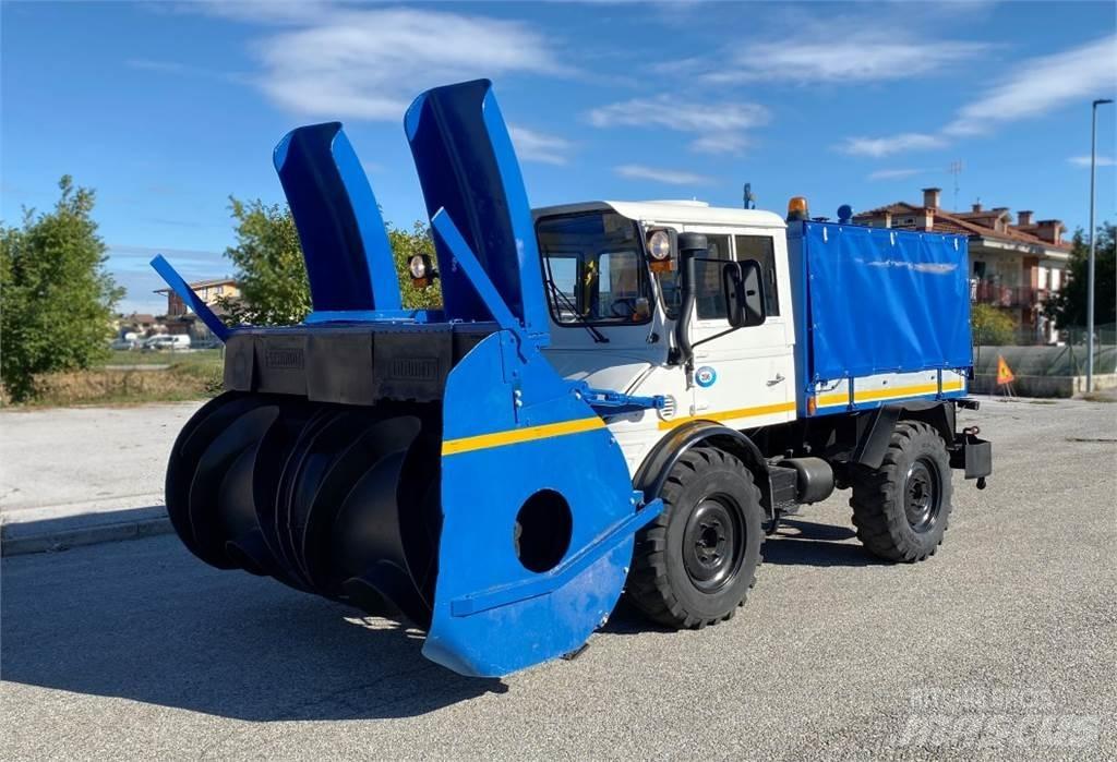 Mercedes-Benz UNIMOG Hóeltakarítók