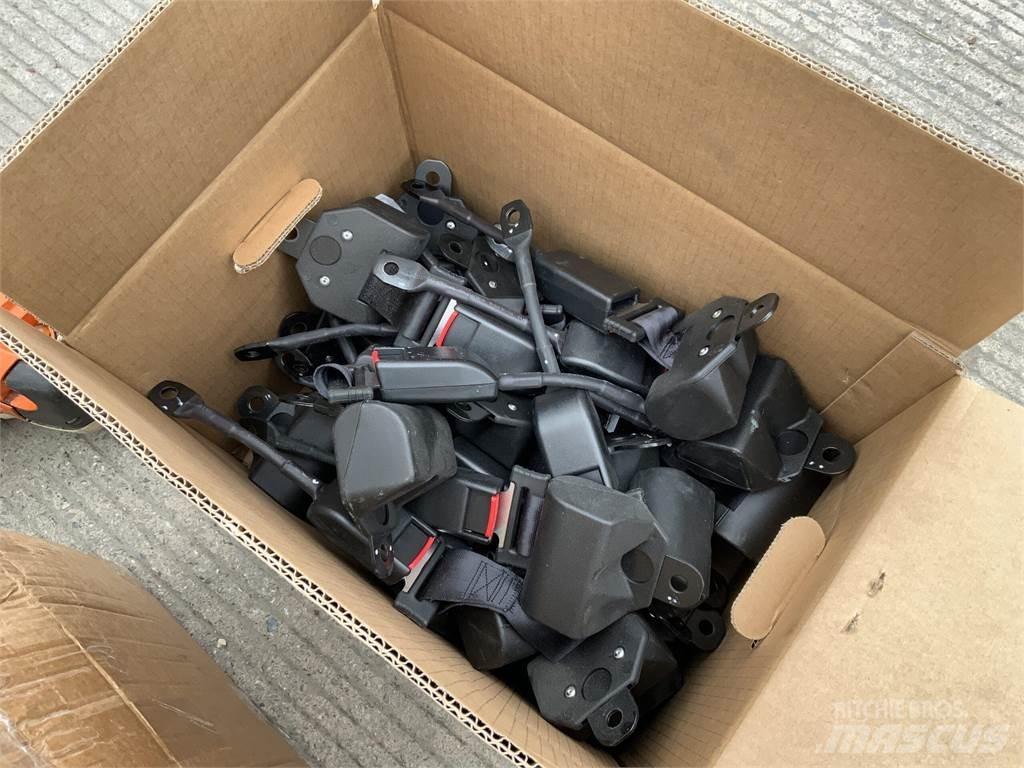  2 Boxes Of Seat Belts Egyéb mezőgazdasági gépek