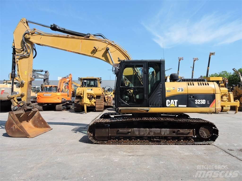 CAT 323D Lánctalpas kotrók