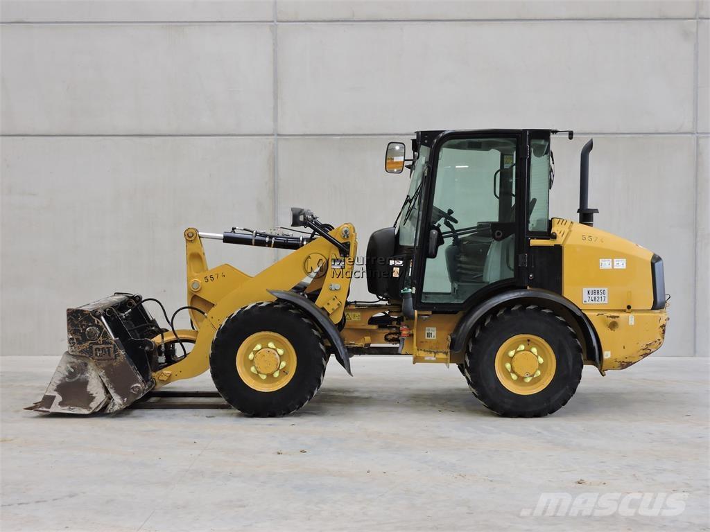 CAT 906M + FORK Gumikerekes homlokrakodók
