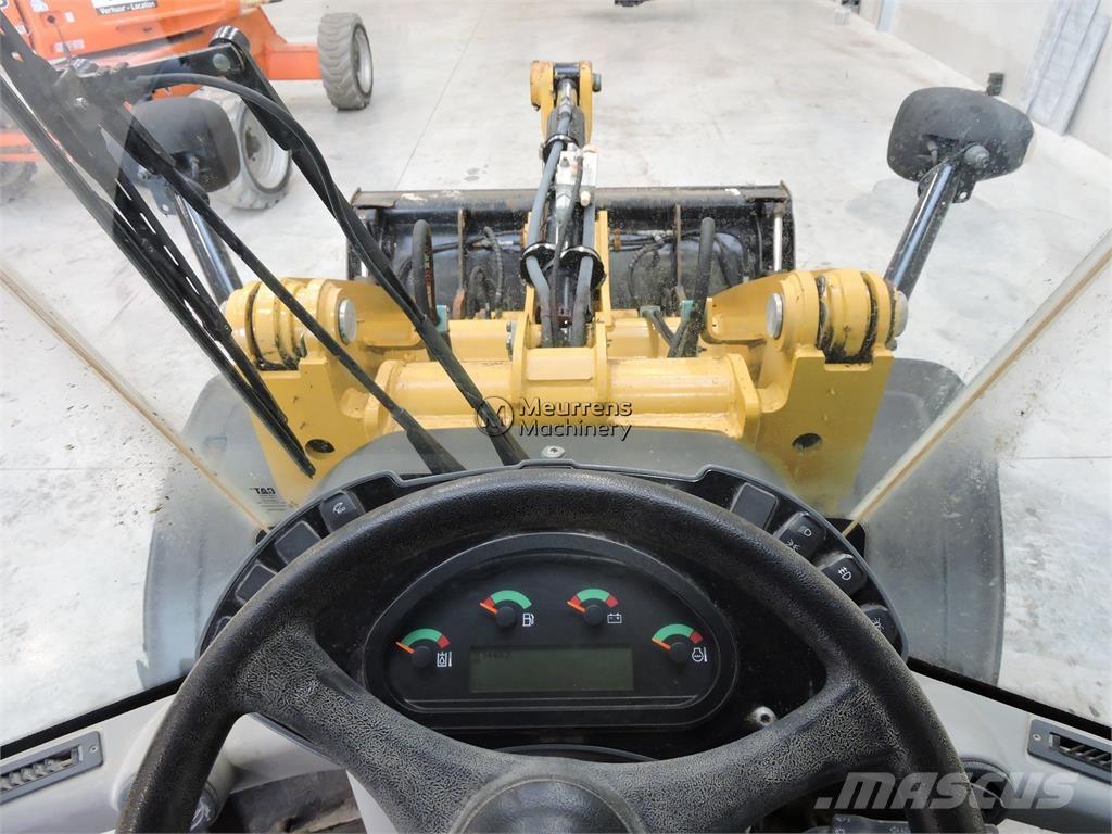 CAT 906M + FORK Gumikerekes homlokrakodók