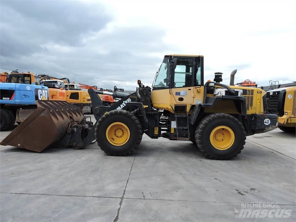 Komatsu WA320 Gumikerekes homlokrakodók