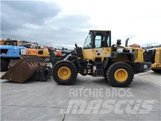 Komatsu WA320 Gumikerekes homlokrakodók