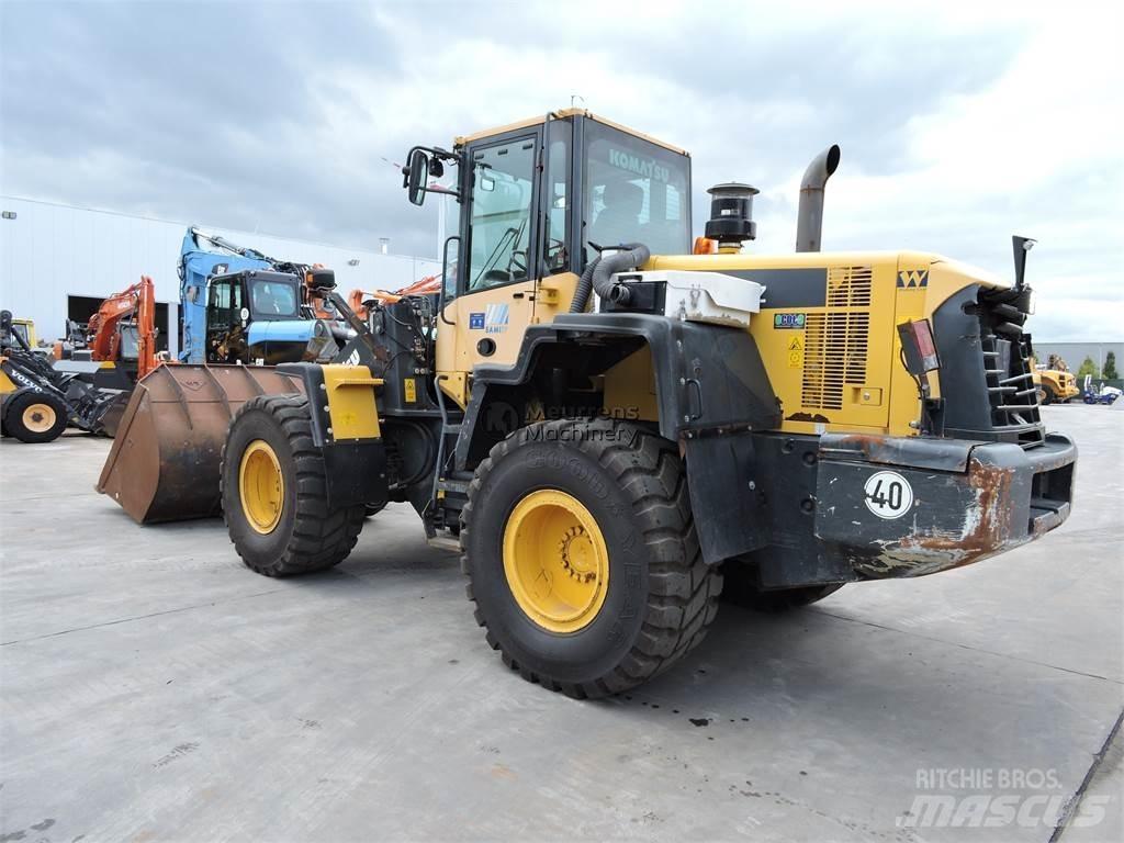 Komatsu WA320 Gumikerekes homlokrakodók