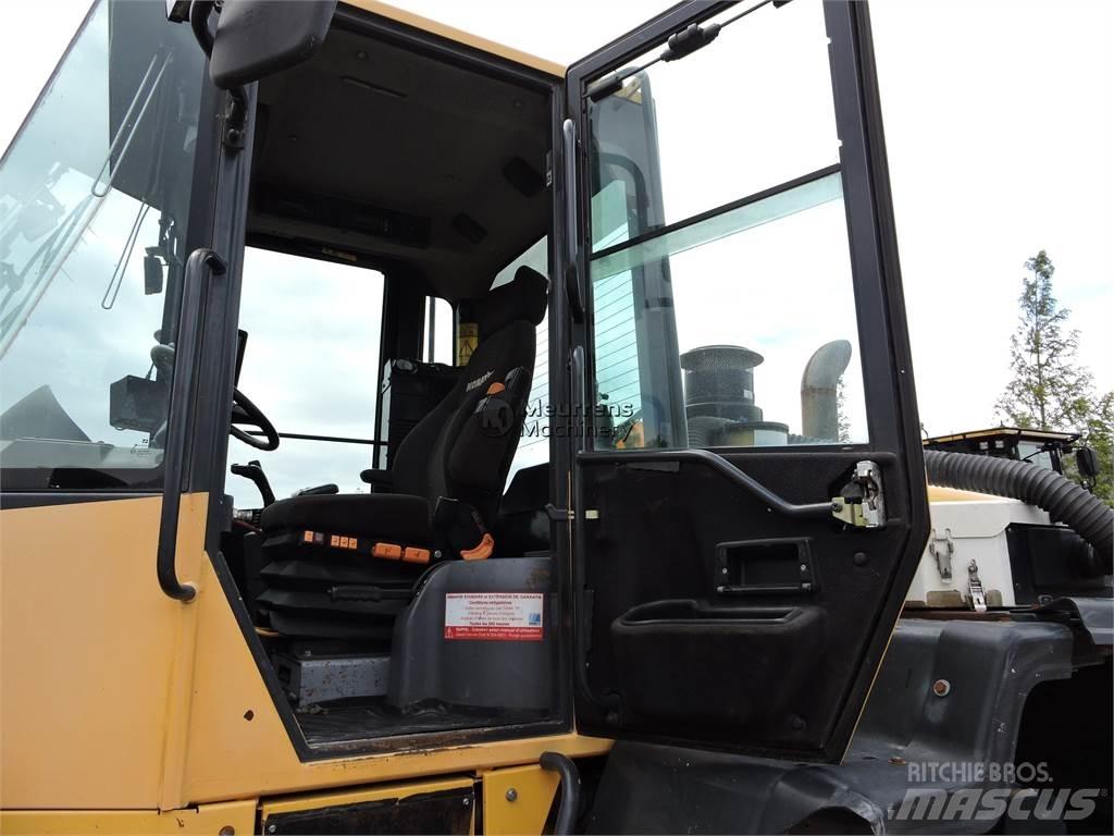 Komatsu WA320 Gumikerekes homlokrakodók
